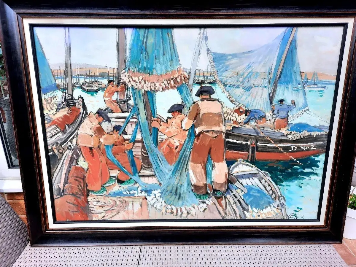 Peintures de Mathurin M&eacute;heut : marins affair&eacute;s sur un bateau, r&eacute;parant des filets bleus vifs, dans un port anim&eacute;.
