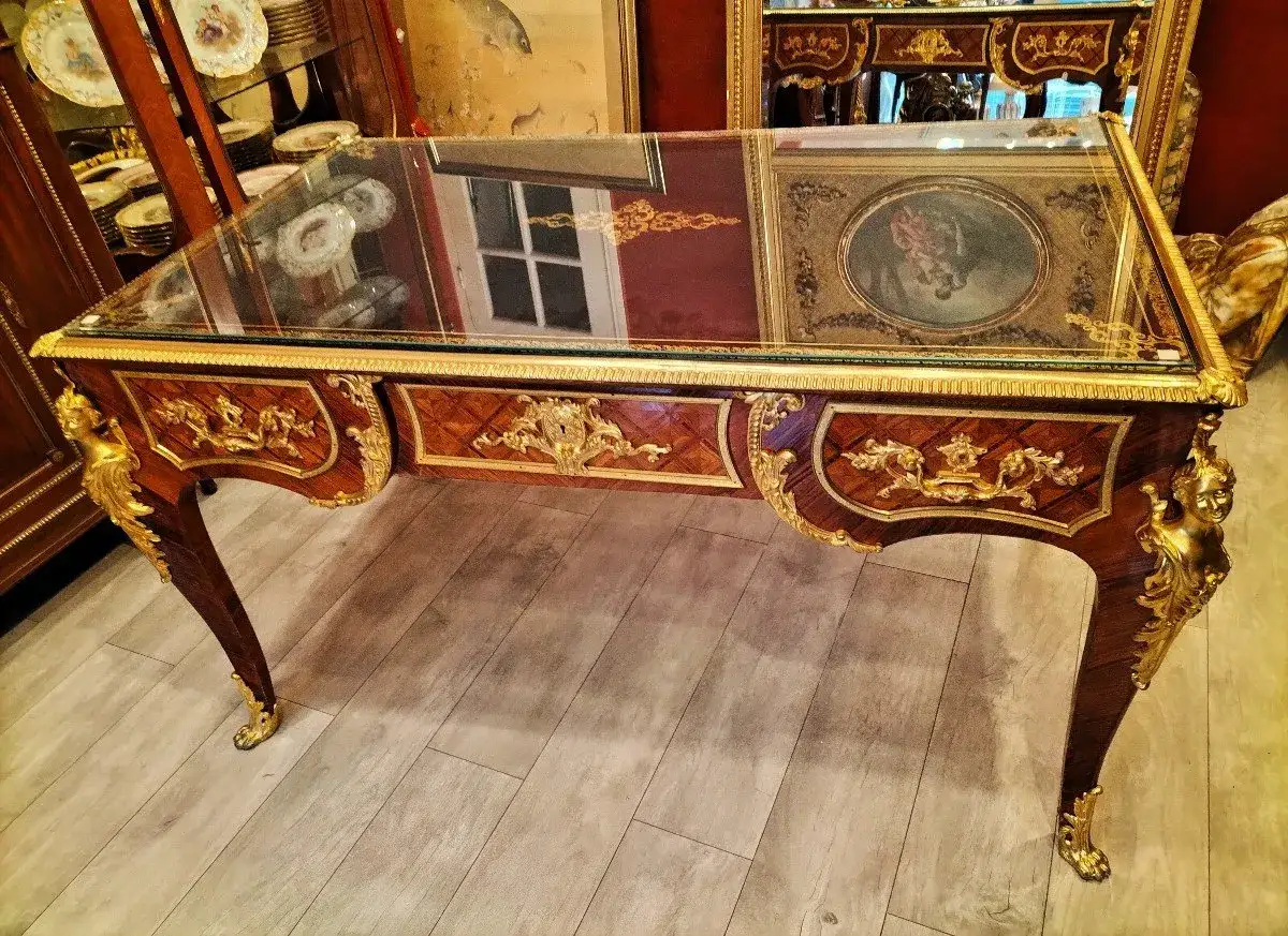 Magnifique bureau de Louis XV en marqueterie, orn&eacute; de dorures rocaille. Un meuble d'exception pour un int&eacute;rieur royal.