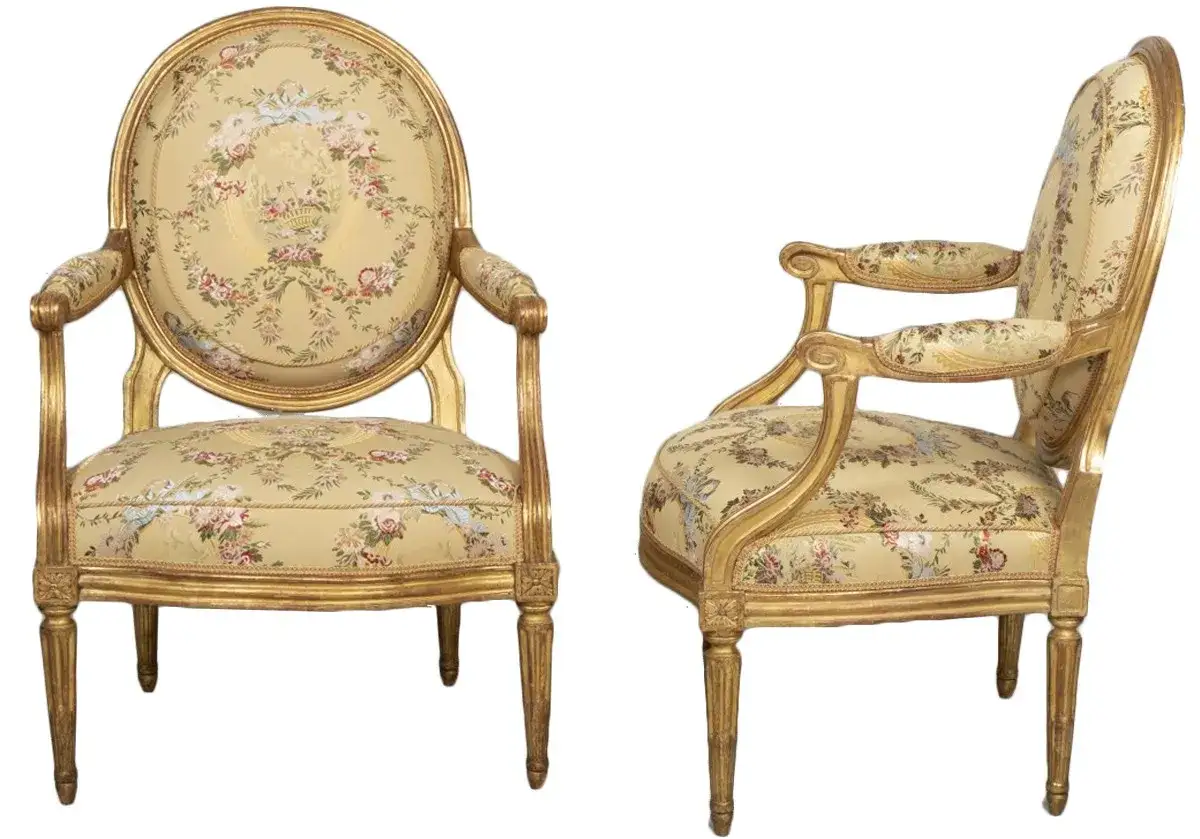 Deux fauteuils Louis XVI d'époque, dorés et ornés de fleurs. Apprenez comment reconnaitre un fauteuil Louis XVI d'époque.