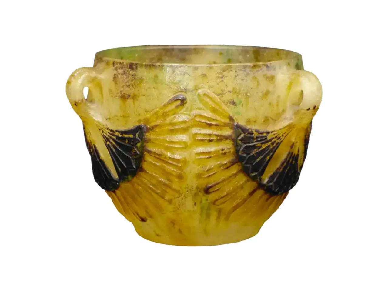 Vase en verre jaune et vert, orné de motifs d'ailes stylisées, évoquant l'art de Gabriel Argy Rousseau.