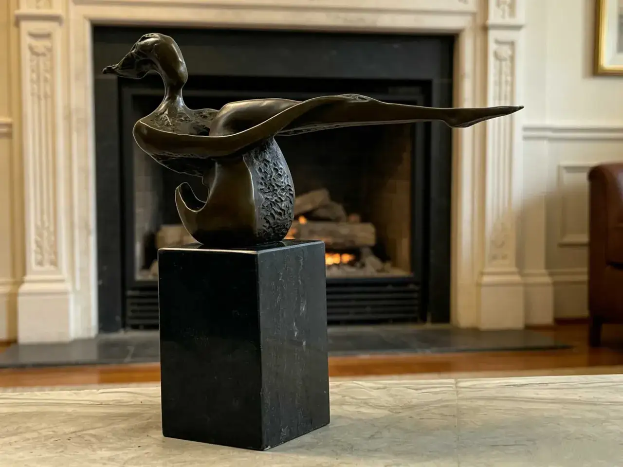Sculpture de canard en bronze, posée sur un socle noir. Un bel objet pour apprendre comment reconnaître un bronze de valeur.