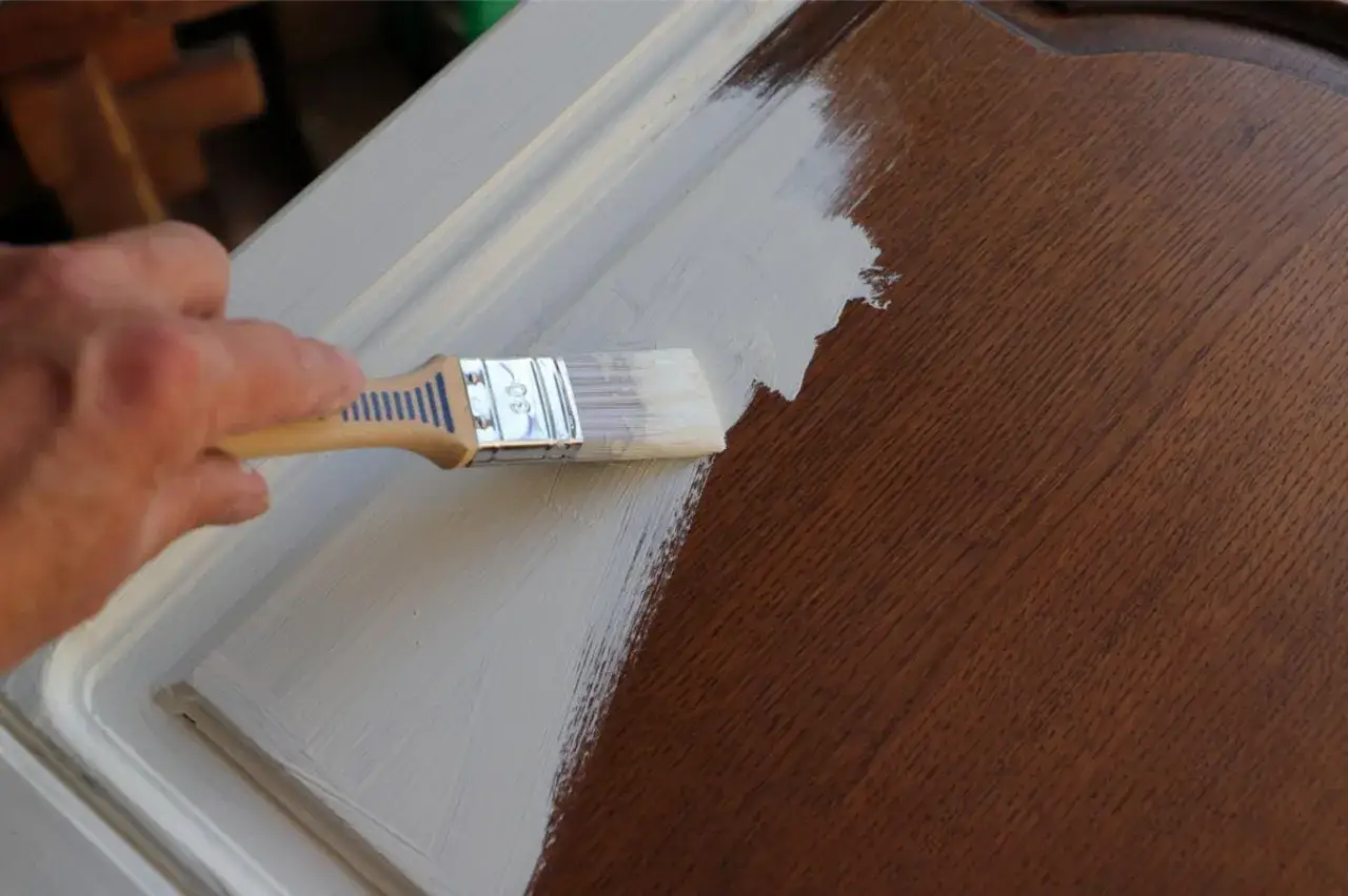 Application d'une sous-couche grise sur un meuble en bois. Une question se pose : peut-on mettre 2 couches de sous-couche pour une meilleure adh&eacute;rence ?