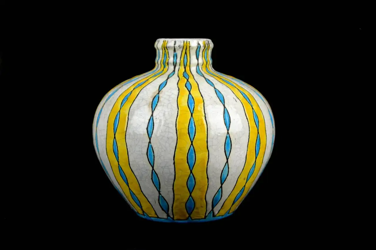 Vase en céramique craquelée, orné de rayures jaunes et bleues, dans le style de Charles Catteau.