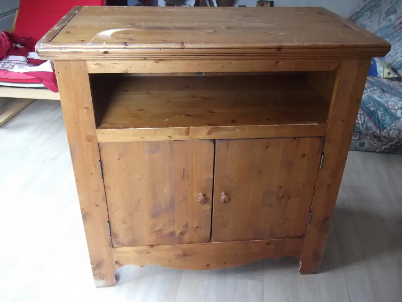 Meuble bas en bois, prêt à être restauré. On peut poncer sans ponceuse pour lui redonner vie.