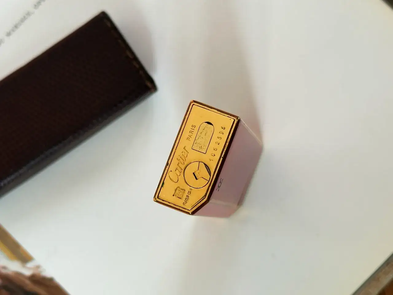 Briquet Cartier plaqué or, Paris, avec numéro de série. Une estimation pour ce briquet de luxe.