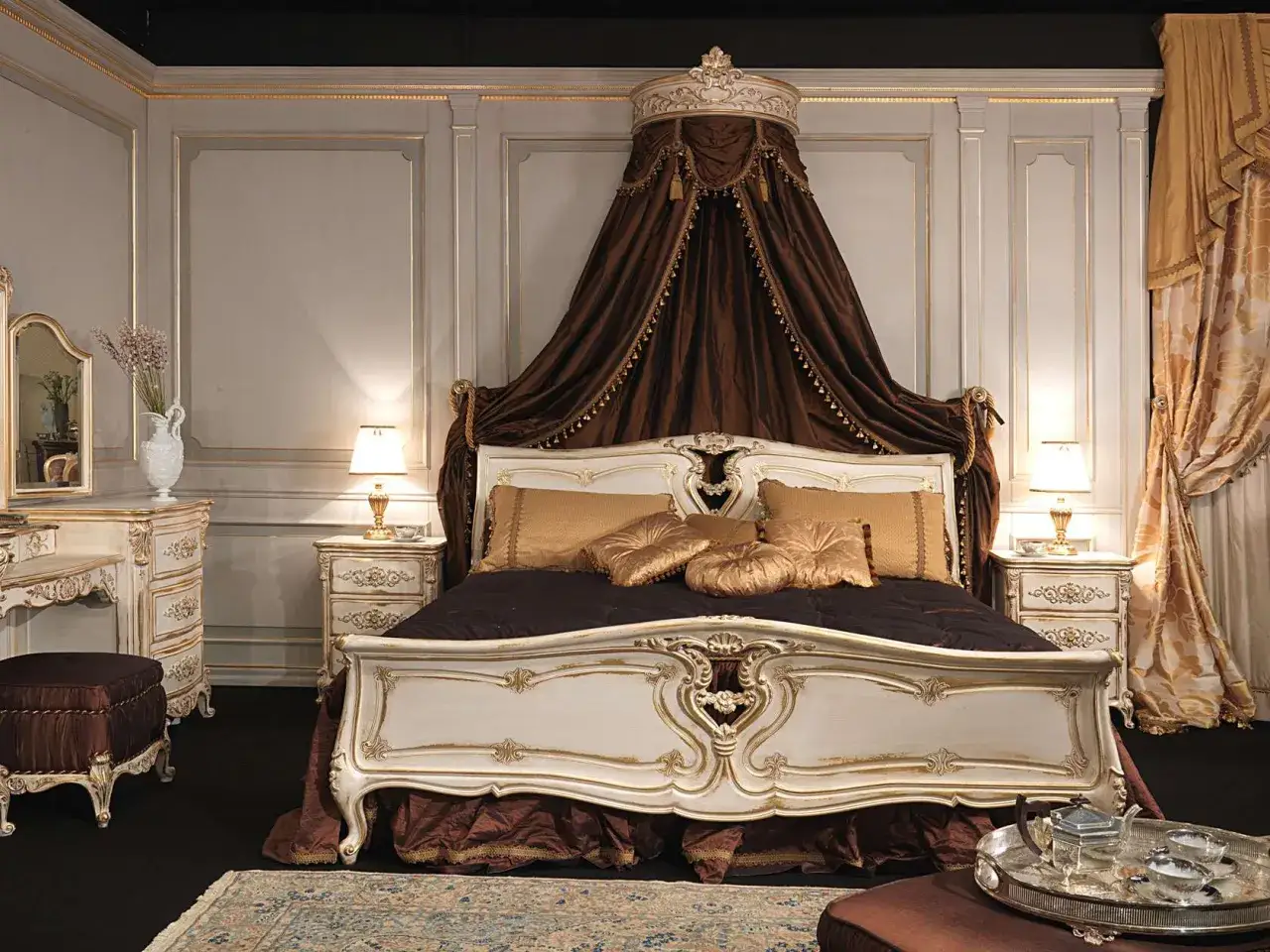 Chambre luxueuse avec un lit Louis XIV, drap&eacute; de velours brun et orn&eacute; de dorures. Un boudoir digne d'une reine.