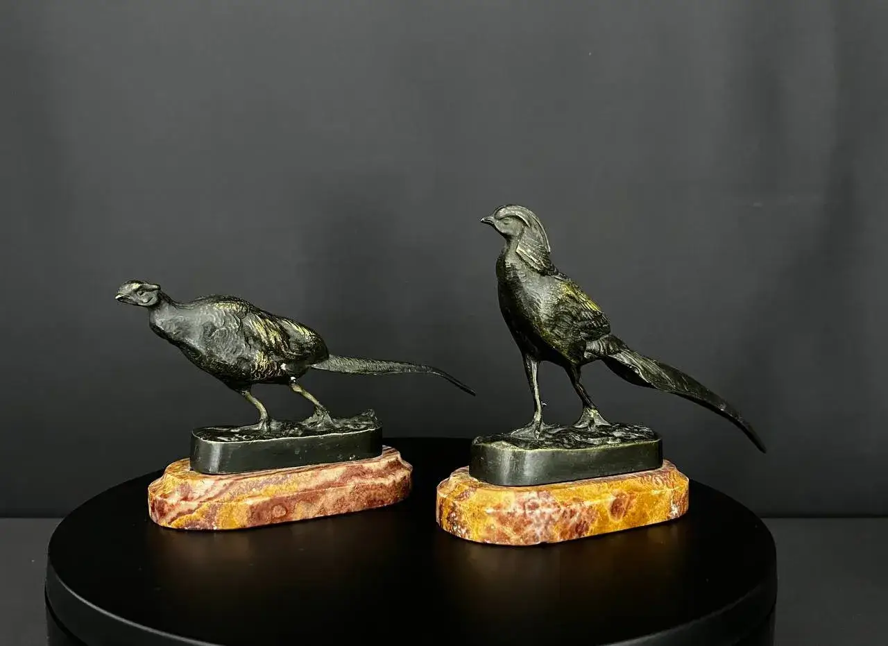 Deux faisans en bronze, œuvres de Charles Valton, sur des socles en marbre.