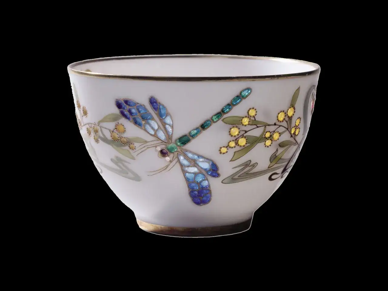 Tasse en porcelaine blanche ornée d'une libellule bleue et verte, de fleurs jaunes et de volutes. Difficile de reconnaître estampille porcelaine Limoges France sans la voir.