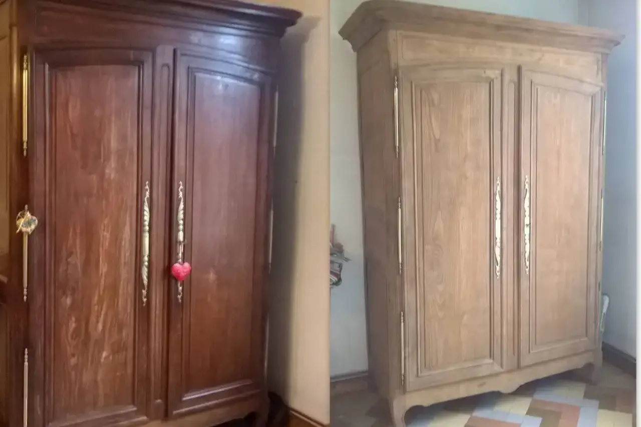 Armoire en bois avant et après décapage. Le meuble sombre a retrouvé sa teinte naturelle claire.