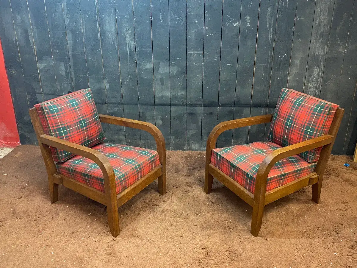 Deux fauteuils en bois avec coussins à carreaux écossais rouges et verts, style Charles Dudouyt.