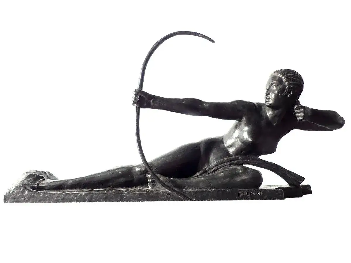 Sculpture de Marcel Bouraine repr&eacute;sentant une arch&egrave;re en pleine action, arc band&eacute;, pr&ecirc;te &agrave; d&eacute;cocher sa fl&egrave;che.