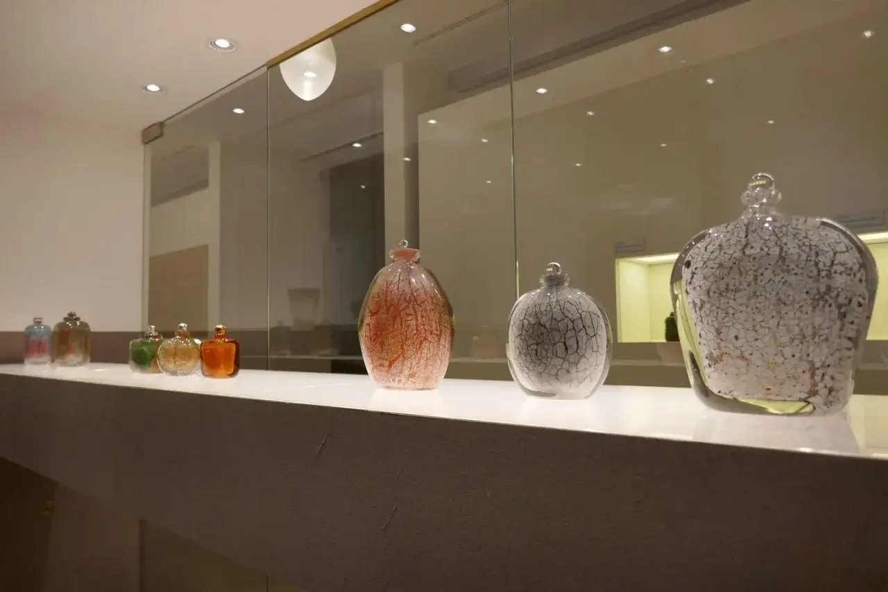 Vases en verre aux motifs craquel&eacute;s, &eacute;voquant l'art de Maurice Marinot.