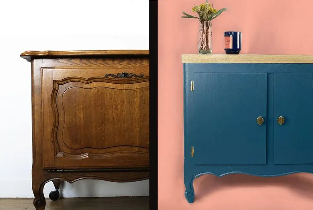Avant/apr&egrave;s : d&eacute;capage et relooking d'un meuble ancien en bleu profond, avec un plateau en bois clair.