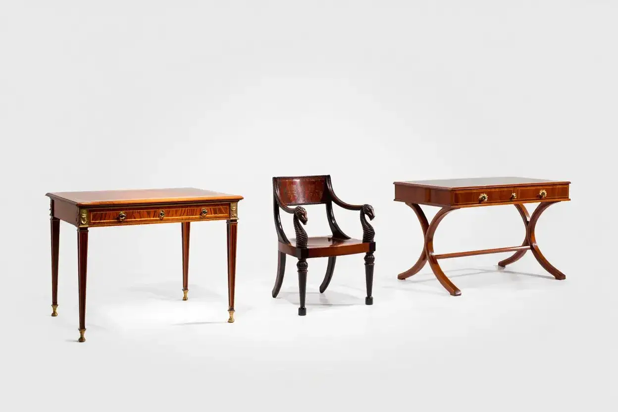 Trois meubles anciens : deux tables fines et une chaise &agrave; bras sculpt&eacute;s, parfaits pour reconna&icirc;tre style de meuble.