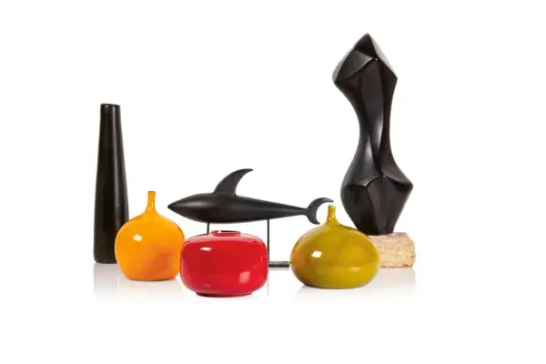 Un requin stylisé et des vases aux formes audacieuses, œuvres de Georges Jouve, composent cette nature morte moderne.