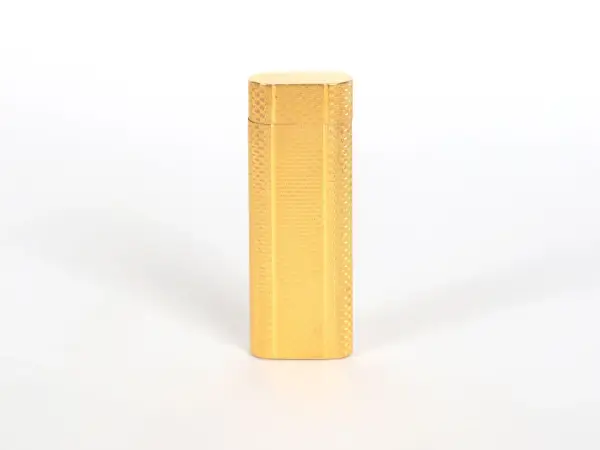 Briquet Cartier doré, finement guilloché. Une pièce de collection dont l'estimation est en cours.