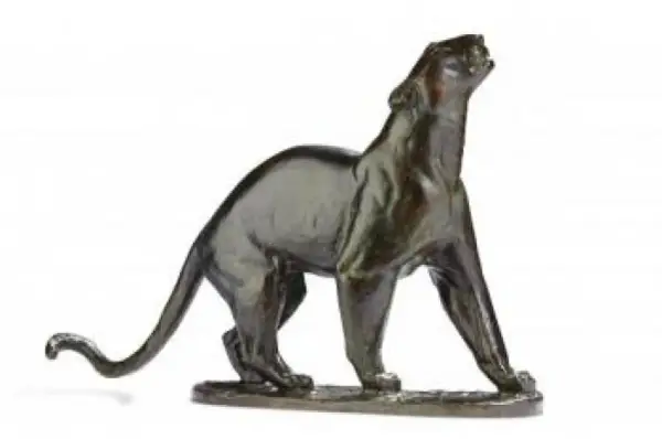 Panthère en bronze, œuvre de Guiraud Riviere, le regard levé vers le ciel, dans une pose majestueuse.