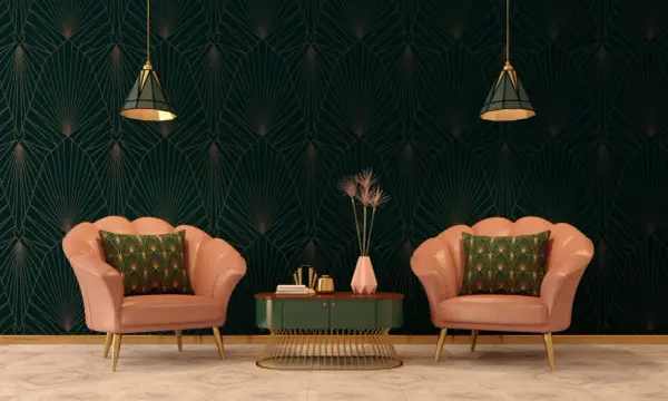 Deux fauteuils roses velours, coussins verts art déco, sur fond de papier peint géométrique sombre.