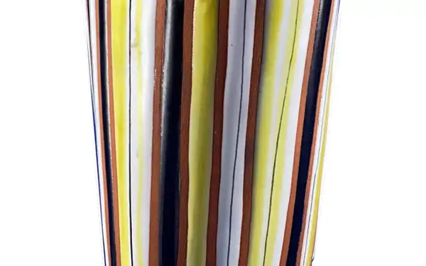 Vase rayé aux couleurs vives, un style typique de Roger Capron, évoquant la joie et l'été.