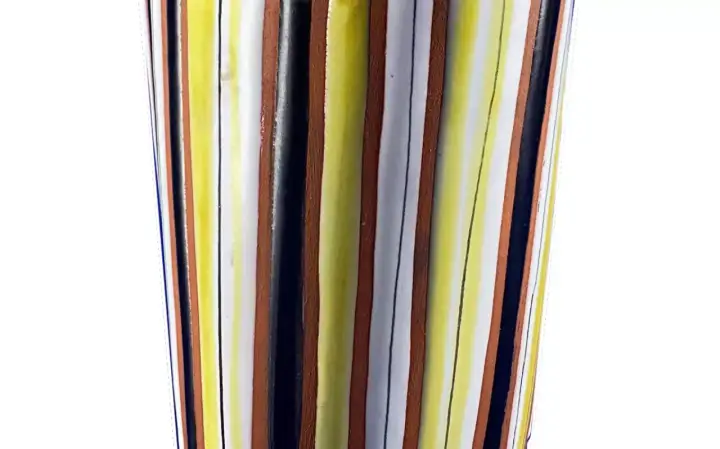 Vase rayé aux couleurs vives, un style typique de Roger Capron, évoquant la joie et l'été.